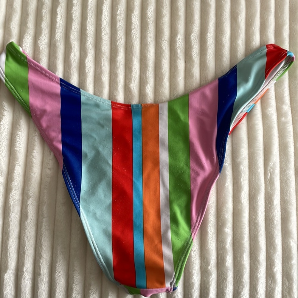 Swim set- Top (M) and Bottom (L) - Picture 5 of 5